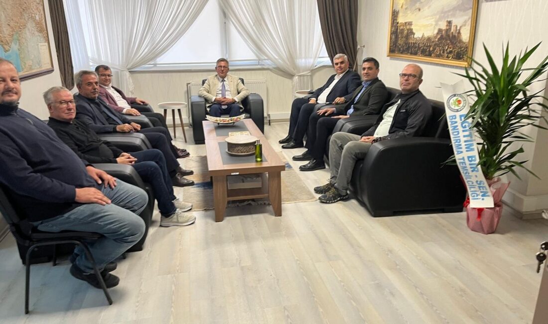 Bandırma İlçe Millî Eğitim Müdürü Ümit Gökdemir'i ziyaret eden Eğitim-Bir-Sen