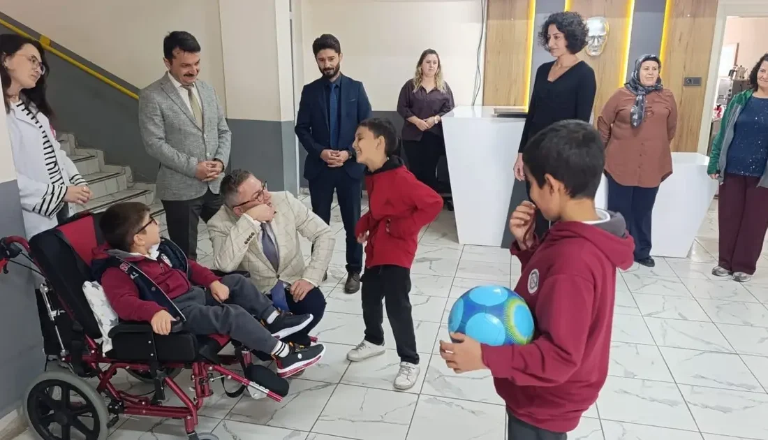 Bandırma MEM, Özel Eğitim İlkokulu'nu ziyaret etti. Öğretmen ve öğrencilerle