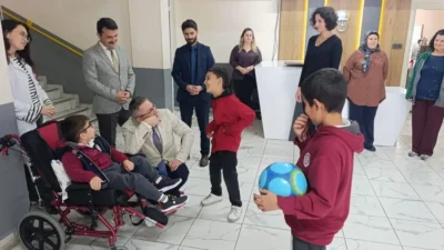 Bandırma MEM, Özel Eğitim İlkokulu'nu ziyaret etti. Öğretmen ve öğrencilerle