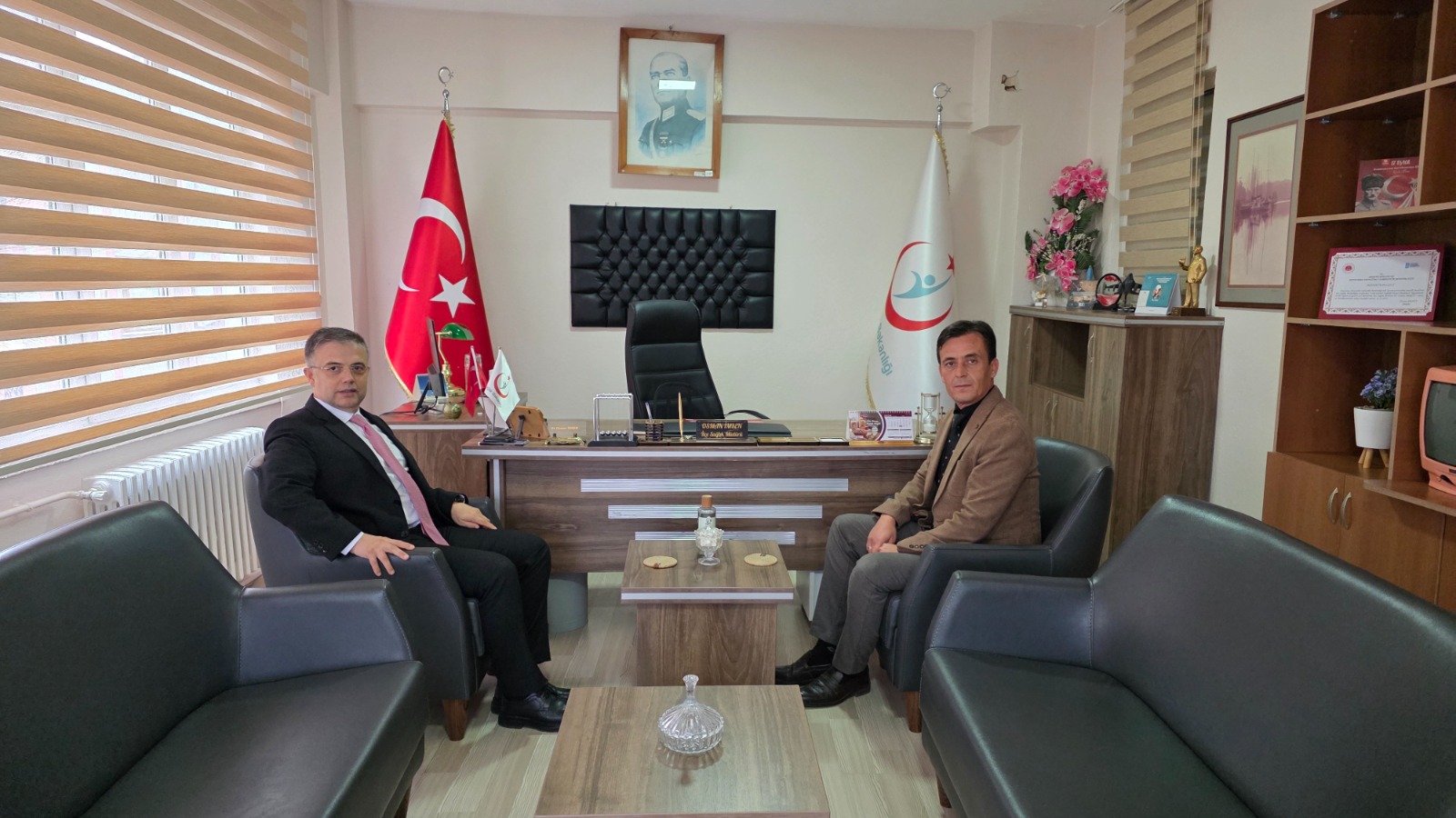 Bandırma Kaymakamı Recep Öztürk, İlçe Sağlık Müdürlüğü'nü ziyaret ederek bölgedeki