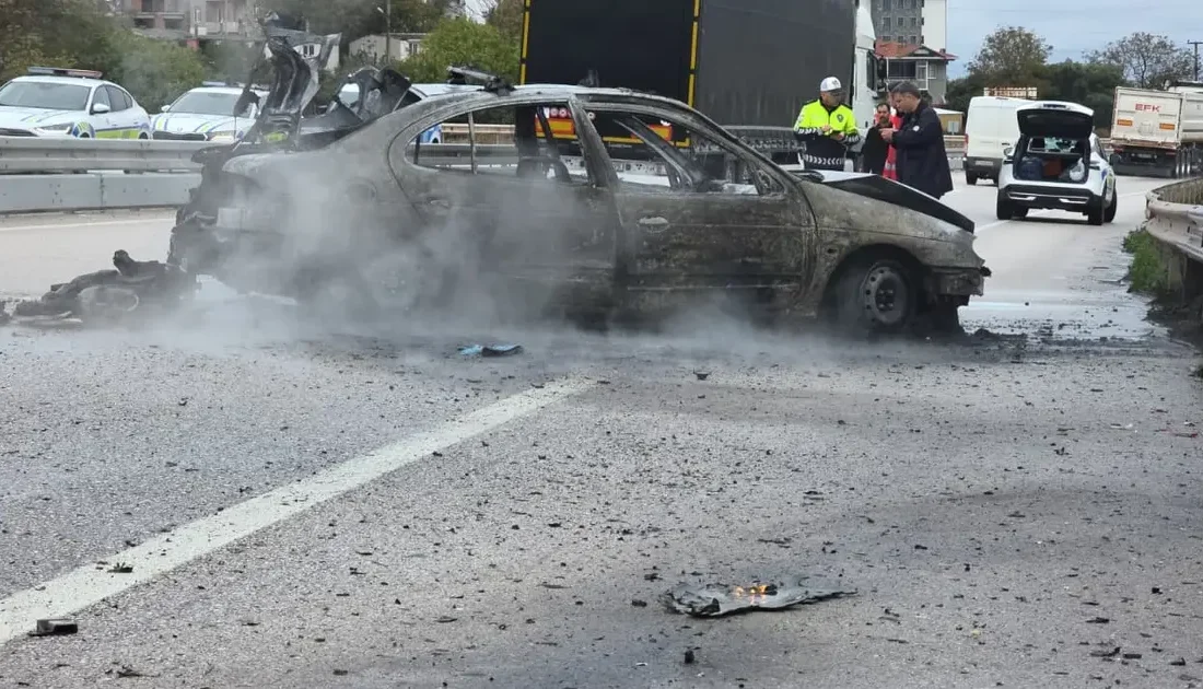Bandırma'da trafik kazası: Otomobil alev aldı, 2 kişi yaralandı. Yaşlı