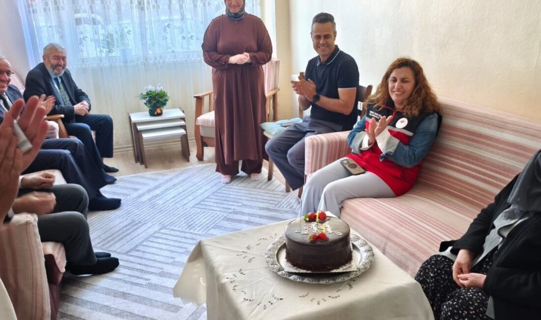 Erdek'te Yaşlılar Günü kutlaması! 78 yaşındaki Müesser İbiş'in doğum günü