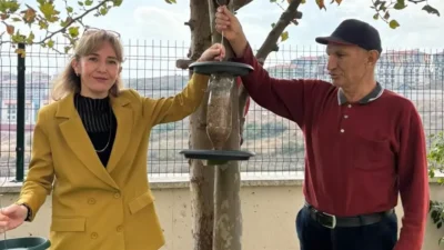 Balıkesir Üniversitesi Gerontoloji öğrencileri Karesi Huzurevi'nde kuş yemlikleri hazırladı. Bu