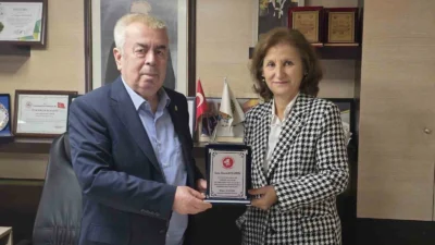 Paşabayır Muhtarı Belgin Şentürk, "Umuda Yolculuk" kampanyasına destek veren Hüseyin