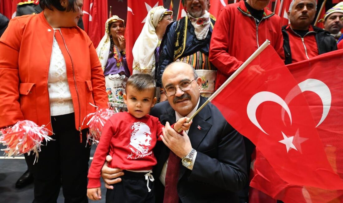 Vali Ustaoğlu Ev Sahipliğinde Cumhuriyet Bayramı Resepsiyonu Düzenlendi Vali Ustaoğlu ve eşi, Cumhuriyetimizin 103. yıl dönümünü Avlu Kongre