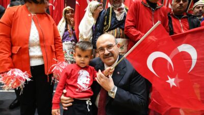 Vali Ustaoğlu ve eşi, Cumhuriyetimizin 103. yıl dönümünü Avlu Kongre